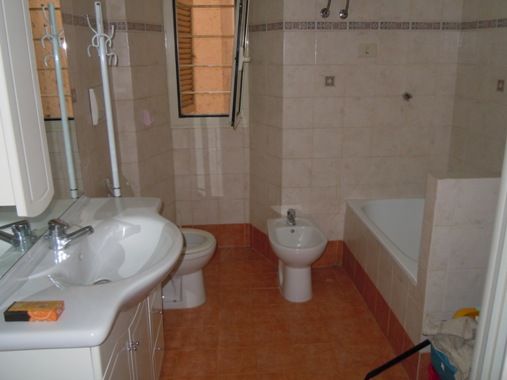 BAGNO CON VASCA E DOCCIA
