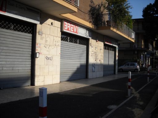 VETRINE CON AMPIO MARCIAPIEDE PRIVATO