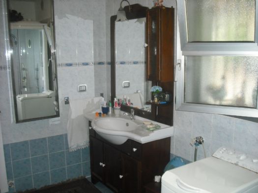 UN BAGNO CON VASCA DOCCIA E FINESTRA