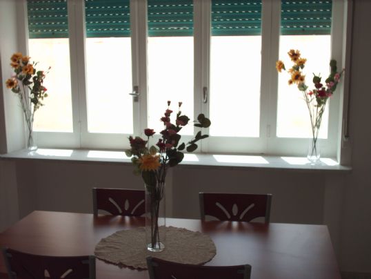 sala pranzo con i fiori