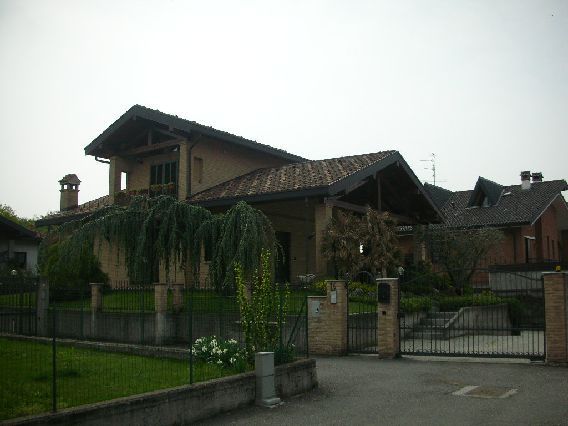 Villa in Via Cesare Battisti a Limido Comasco