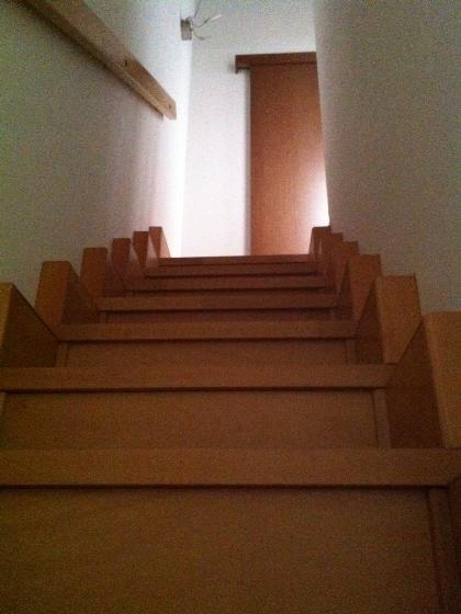 scala che porta al piano sopra 