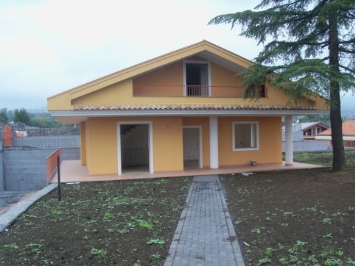 Villa in Via G.matteotti a Aci Sant'Antonio