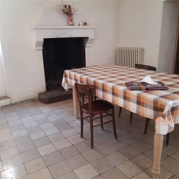 01 CASA IN VENDITA IN CENTRO STORICO A MONTEFIORE