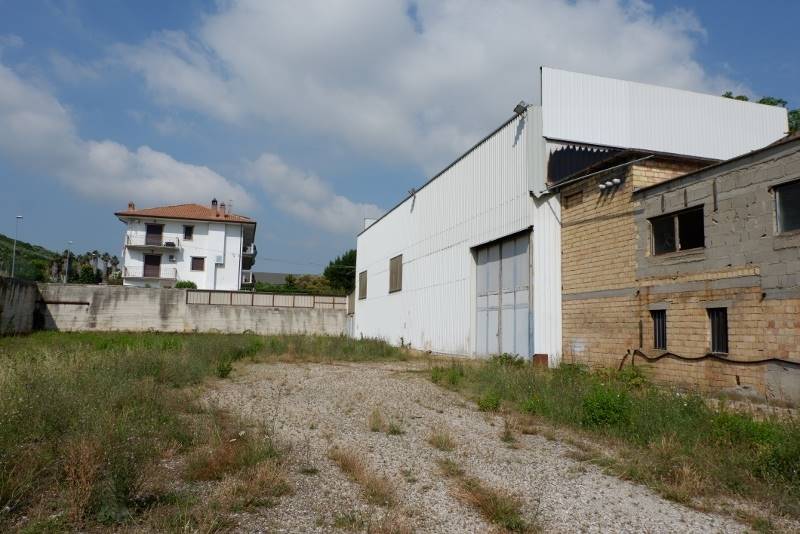 capannone industriale Colonnella