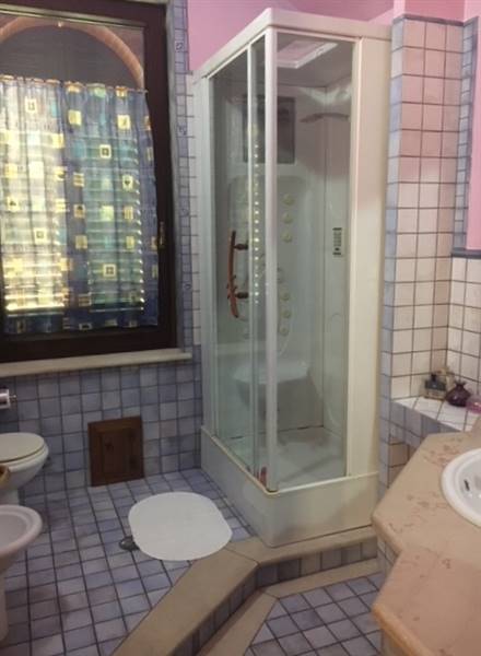 bagno con doccia idromassaggio