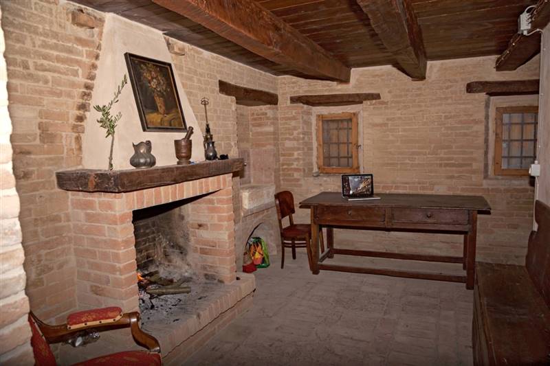 09 MONSAMPIETRO MORICO - Casa rurale in pietra e m