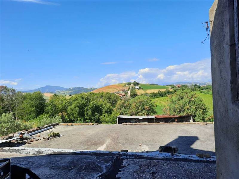 21 TERRENO AGRICOLO DI 14 ETTARI CON CASOLARE DA R