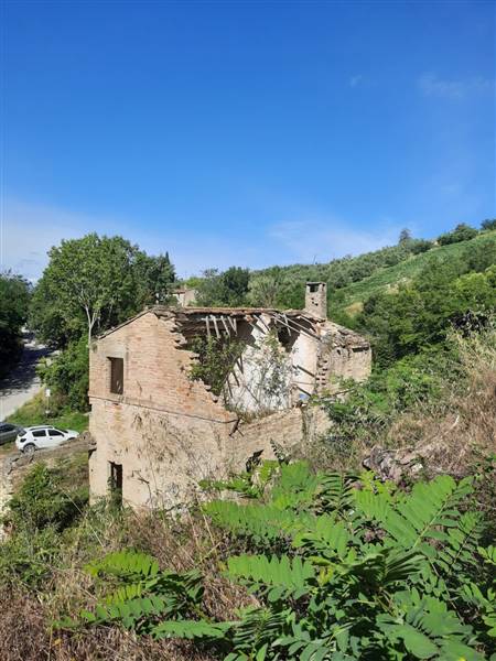 02 RUDERE DA RISTRUTTURARE CON TERRENO CARASSAI.jp