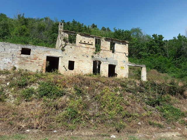 11 RUDERE DA RISTRUTTURARE CON TERRENO CARASSAI.jp
