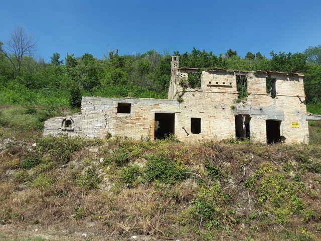 12 RUDERE DA RISTRUTTURARE CON TERRENO CARASSAI.jp