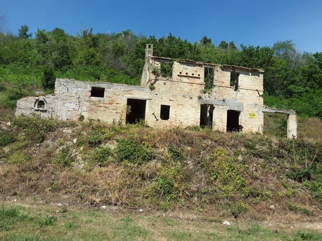 13 RUDERE DA RISTRUTTURARE CON TERRENO CARASSAI.jp