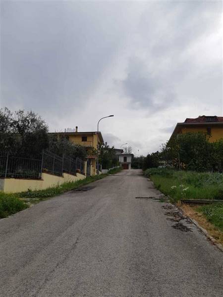 strada d entrata al lotto.jpeg