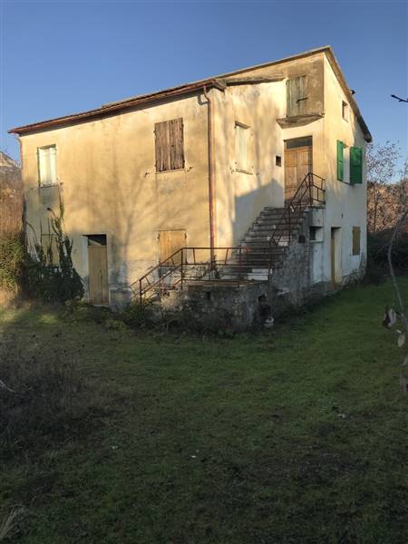 Rustico casale da ristrutturare a Ascoli Piceno