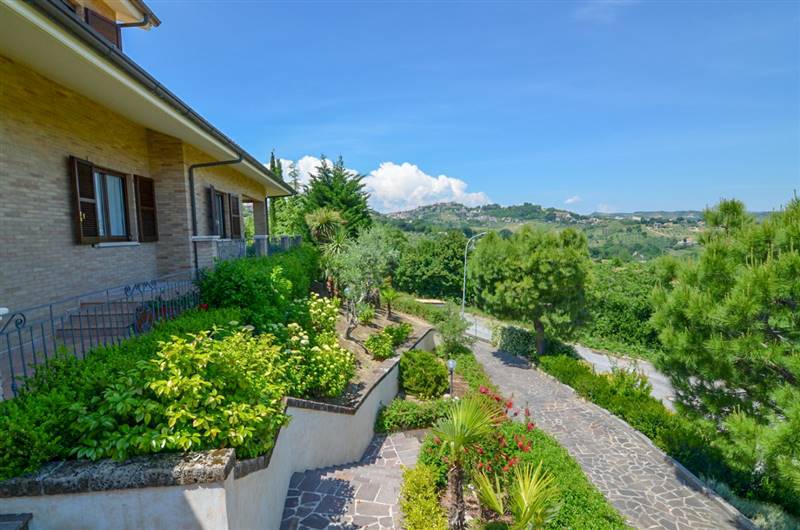 03 ACQUAVIVA PICENA VILLA CON VISTA MARE .jpg