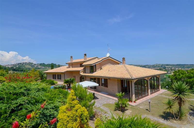 10 ACQUAVIVA PICENA VILLA CON VISTA MARE.jpg