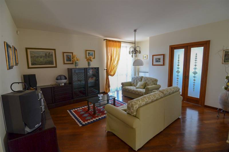 18 ACQUAVIVA PICENA VILLA CON VISTA MARE.jpg