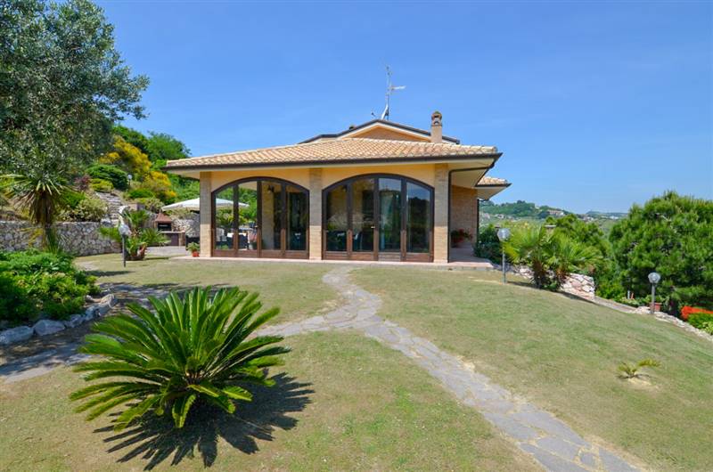 12 ACQUAVIVA PICENA VILLA CON VISTA MARE.jpg