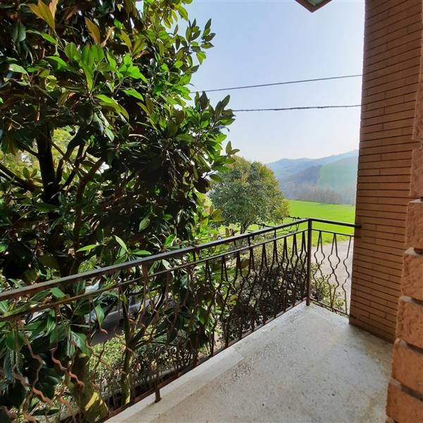 25 RIPATRASONE-CASA INDIPENDENTE CON 12 ETTARI DI