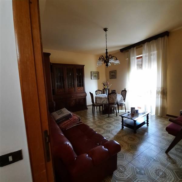 22 RIPATRASONE-CASA INDIPENDENTE CON 12 ETTARI DI