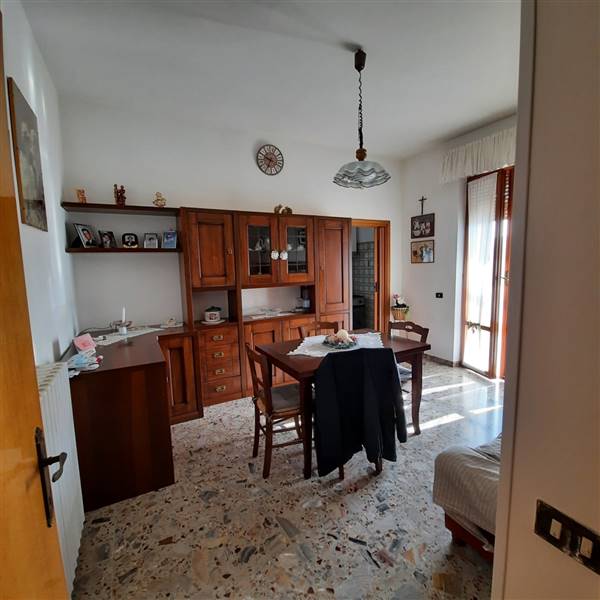 23 RIPATRASONE-CASA INDIPENDENTE CON 12 ETTARI DI