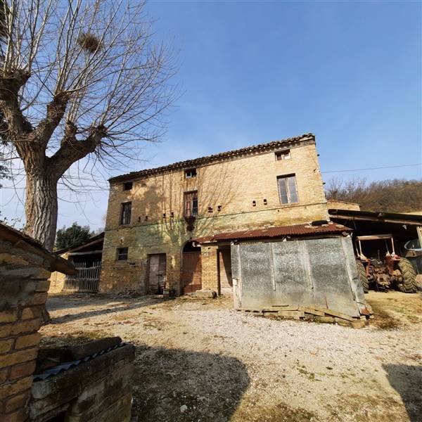 13 RIPATRASONE-CASA INDIPENDENTE CON 12 ETTARI DI