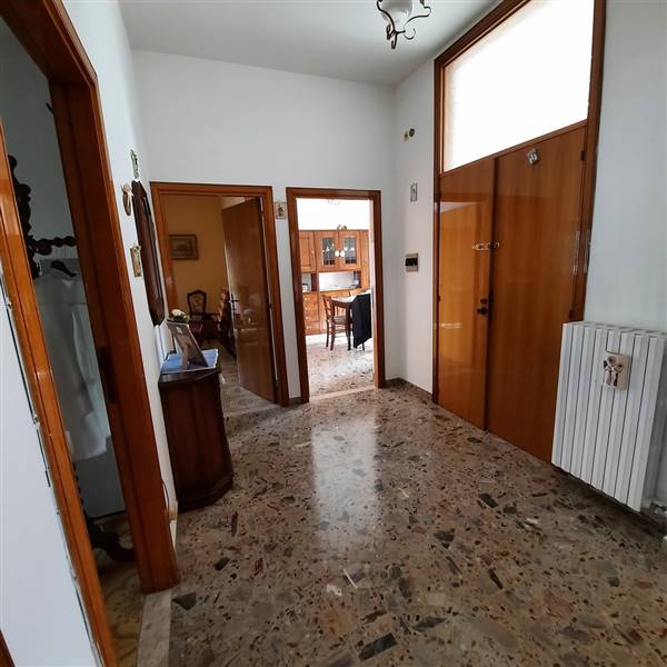 27 RIPATRASONE-CASA INDIPENDENTE CON 12 ETTARI DI