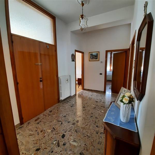 26 RIPATRASONE-CASA INDIPENDENTE CON 12 ETTARI DI