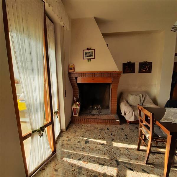 21 RIPATRASONE-CASA INDIPENDENTE CON 12 ETTARI DI