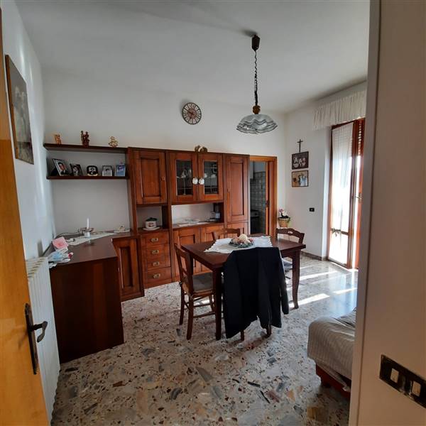 23 RIPATRASONE-CASA INDIPENDENTE CON 12 ETTARI DI