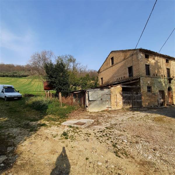 12 RIPATRASONE-CASA INDIPENDENTE CON 12 ETTARI DI