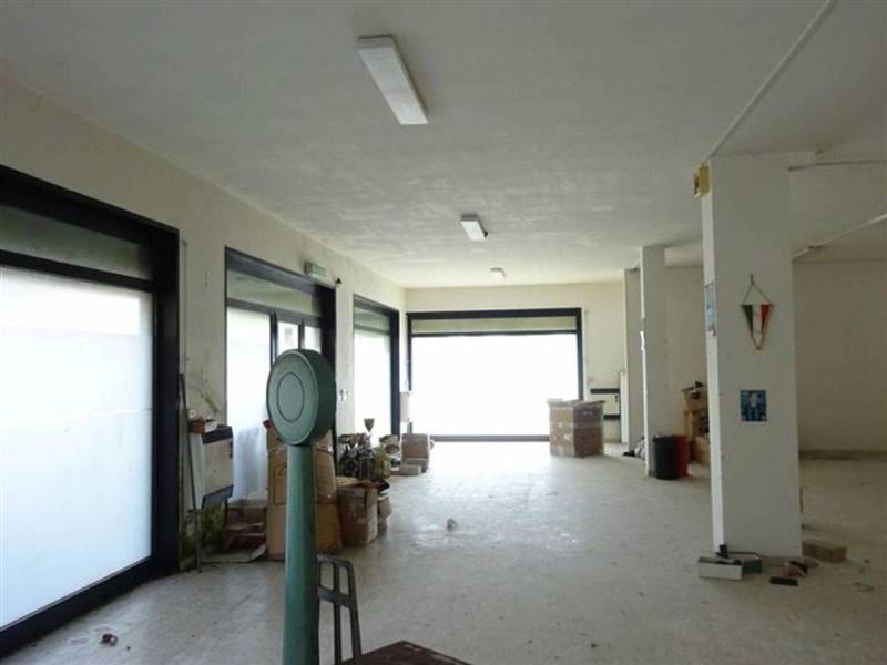 negozio con magazzino e garage dileoimmobiliare ve