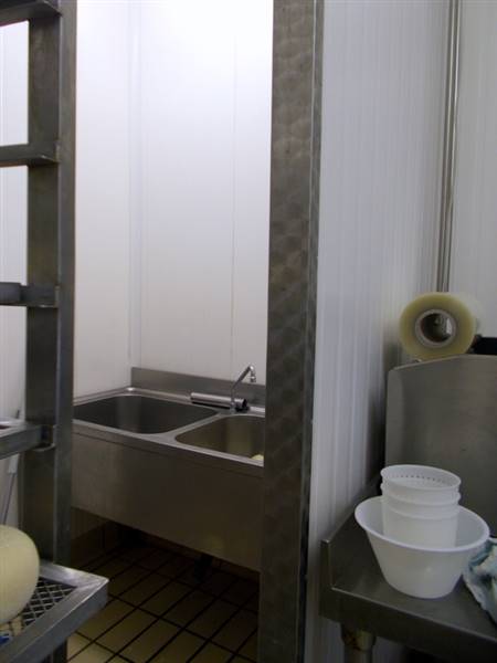 11 POGGIO DI BRETTA- laboratorio caseario.JPG