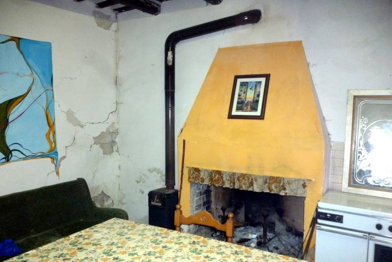 FERMO-CASALE DI CAMPAGNA-CUCINA CON CAMINO.JPG