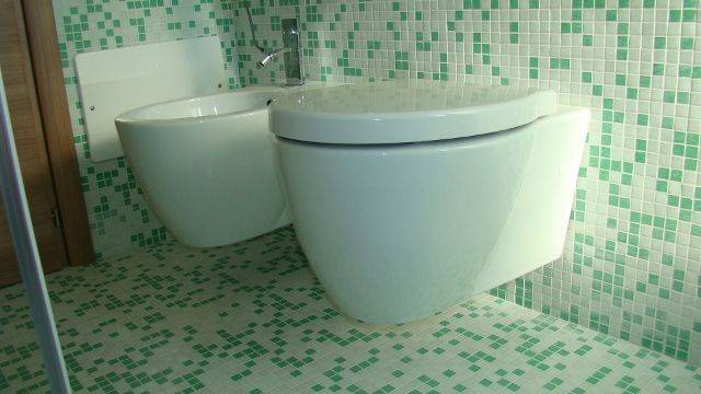 bagno con servizi igenici sospesi (640x360).jpg