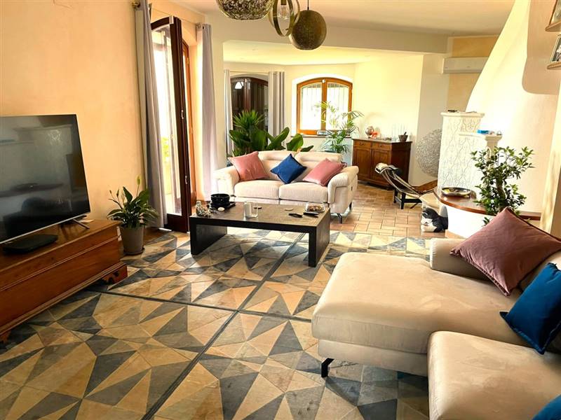 DILEOIMMOBILIARE VENDE VILLA CON PISCINA VISTA MAR