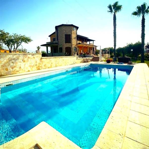 DILEOIMMOBILIARE VENDE VILLA CON PISCINA (9).jpg