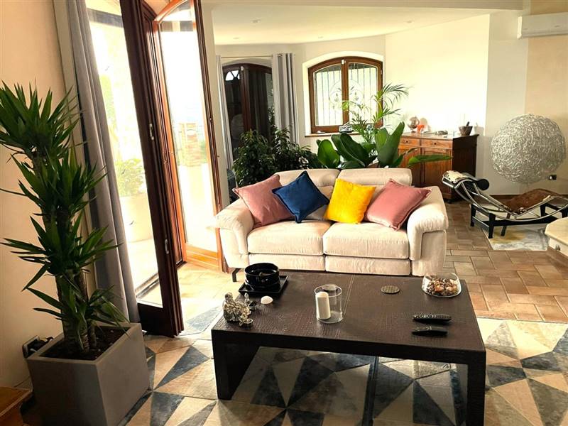 DILEOIMMOBILIARE VENDE VILLA CON PISCINA VISTA MAR