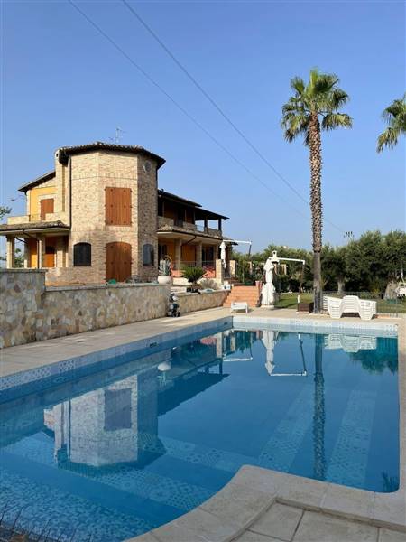 DILEOIMMOBILIARE VENDE VILLA CON PISCINA (2).jpeg