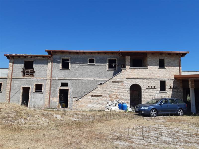 08 TORTORETO - COUNTRY HOUSE DA RISTRUTTURARE.jpg