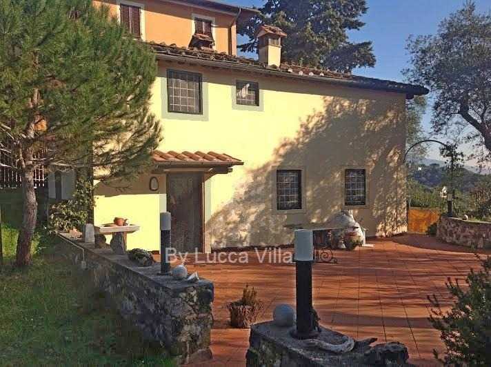 Rustico casale ristrutturato in zona Colline a Lucca