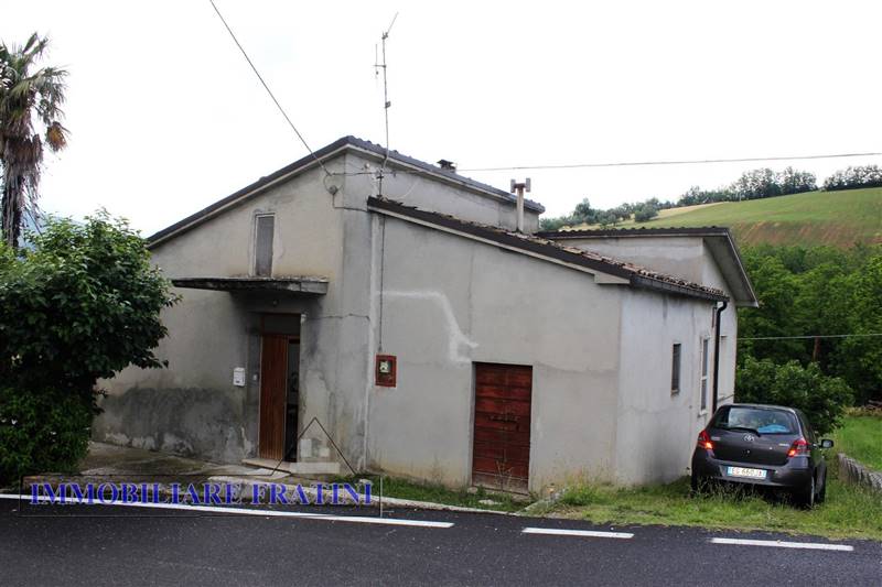 Casa singola abitabile in zona Palozza a Tossicia