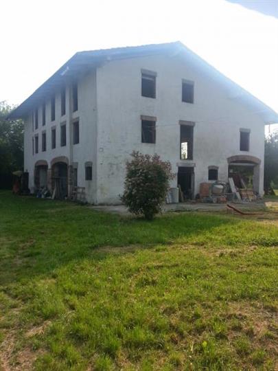 Rustico casale da ristrutturare in zona Villaggio Zeta a Modena