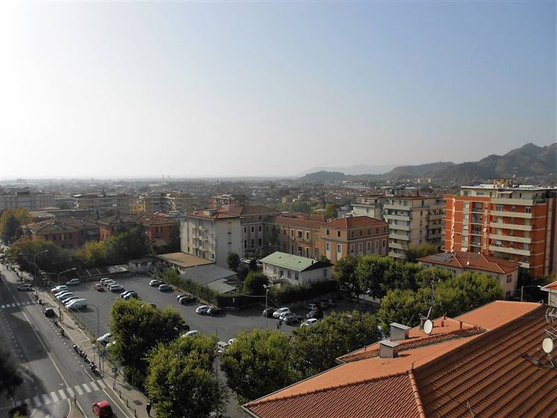 Appartamento in Via Armando Angelini in zona Centro a Massa