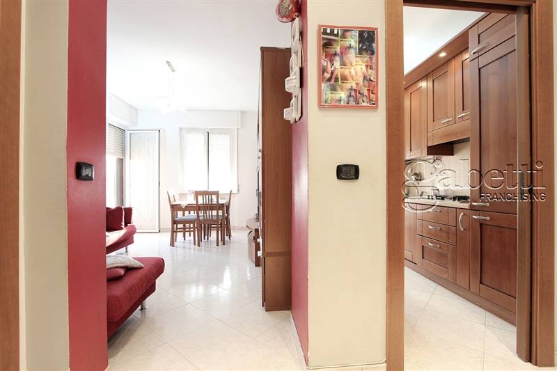 vista cucina e soggiorno