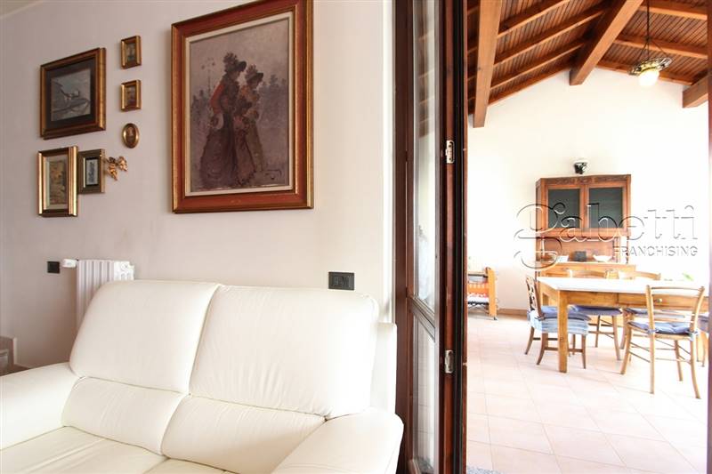 soggiorno e vista su veranda