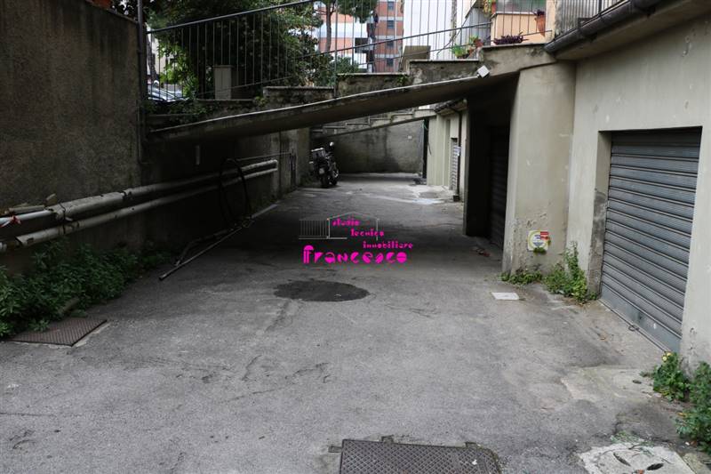 Altra veduta dell'accesso ai box auto