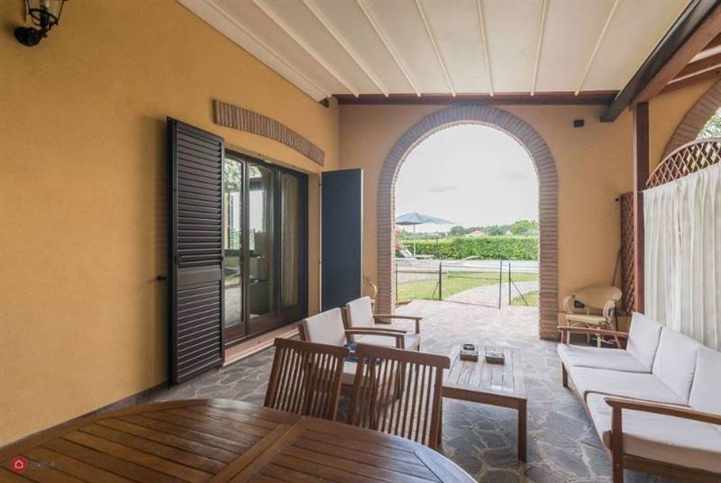 48 Patio lato piscina .JPG