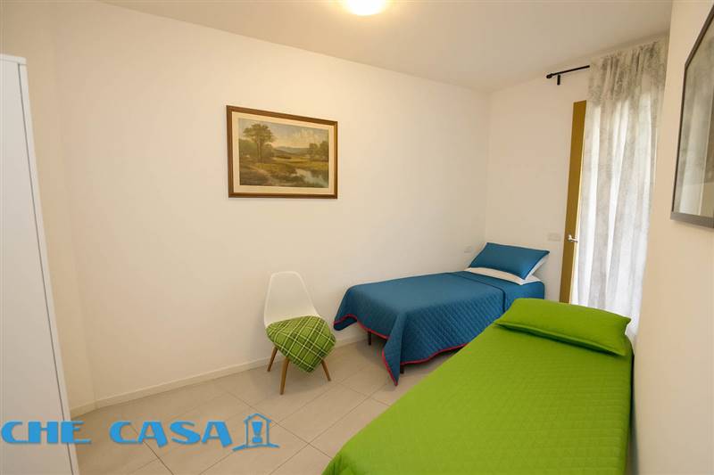 Camera deliziosa e arredi minimalisti.jpg