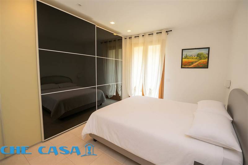 Camera da letto minimalista con paesaggio (1).jpg